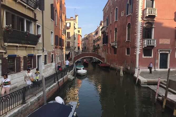 Best of Venice Private Tour: St. Mark's Doge Palace Gondola Ride - Meeting near Rialto, with one detail to check carefully