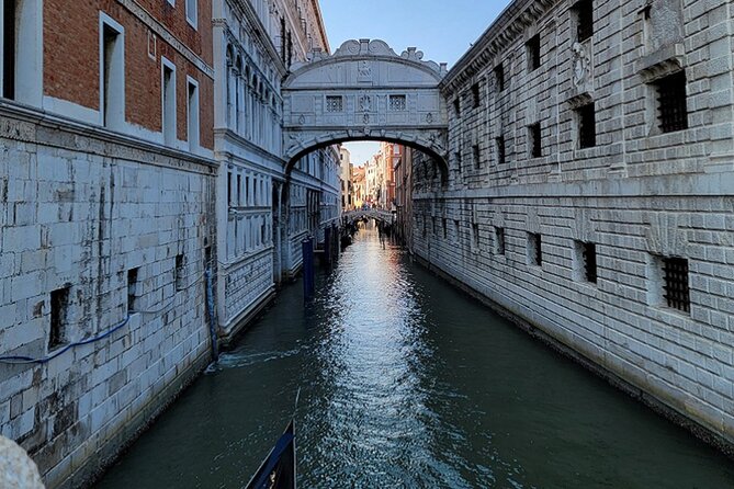 Best Of Venice: Saint Mark's Basilica, Doges Palace with Guide and Gondola Ride - Group size, guide quality, and the risk of inconsistency