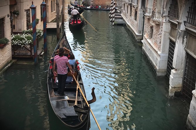 Charming Gondola Ride on the Grand Canal & Gondola Gallery™ - The sights along the route