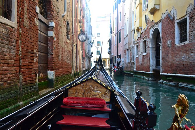 Charming Gondola Ride on the Grand Canal & Gondola Gallery™ - Seating, comfort, and the shared-boat tradeoff