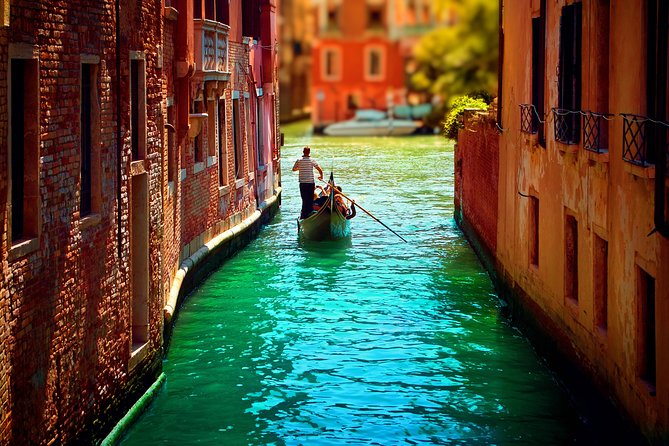 Classic 30-Minute Gondola Ride in Venice - The gondoliers and the level of service