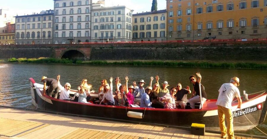 Florence: Guided Gondola Boat Tour with a Glass of Wine - Meeting at Via dei Vagellai and reaching the boat