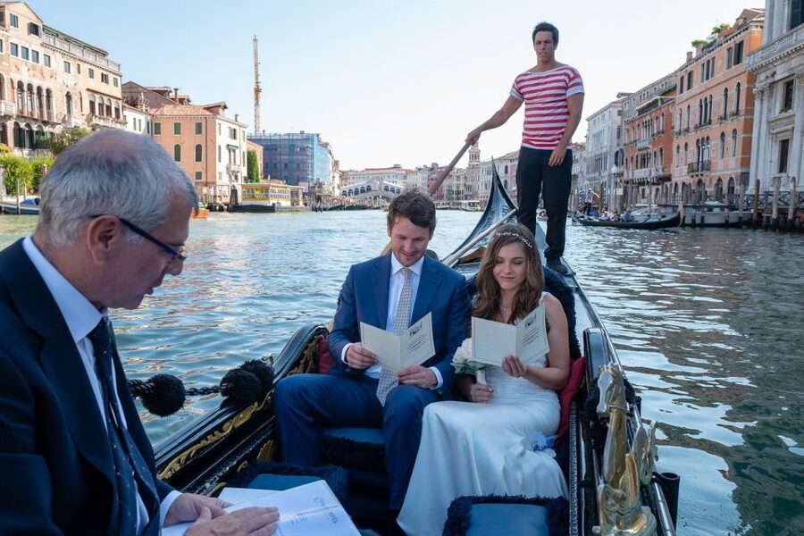 Grand Canal: Renew Your Wedding Vows on a Venetian Gondola - Five details that shape the experience