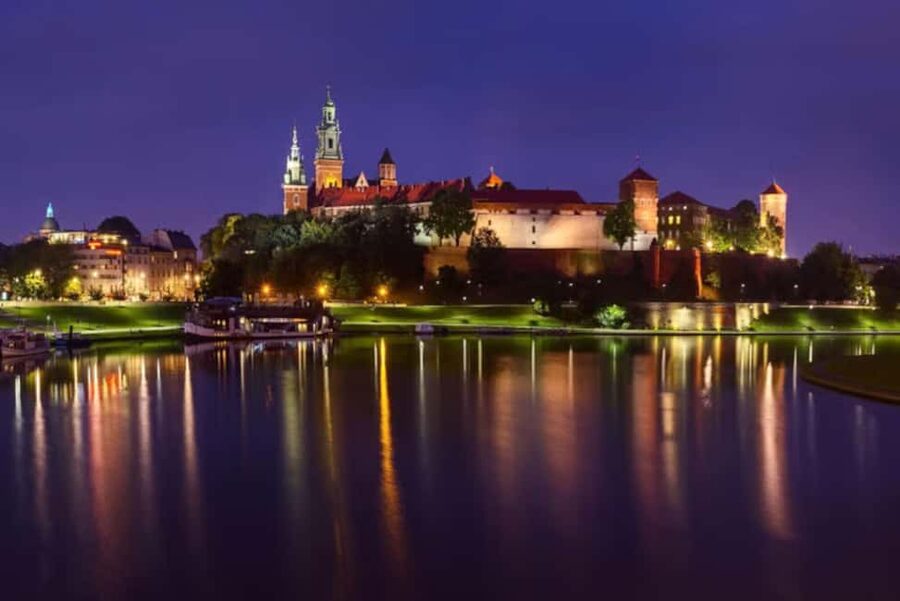 Krakow: Evening or Night Gondola Cruise - Setting off beside Wawel Castle