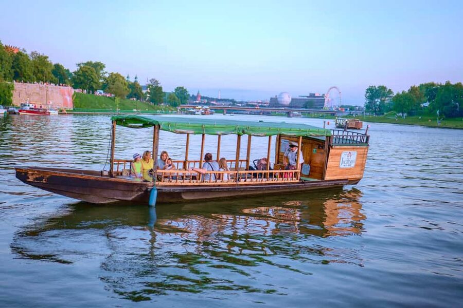 Krakow: Evening or Night Gondola Cruise - What the evening timing adds