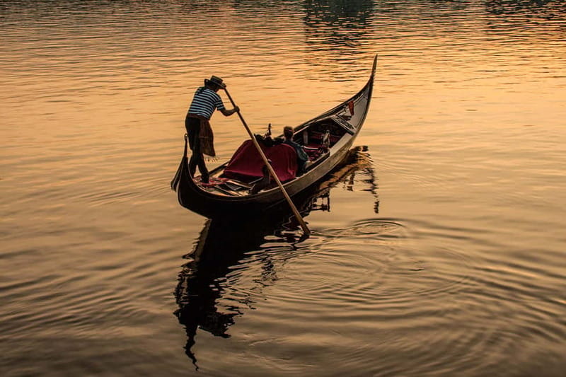 Private Alster Lake romantic Tour in a Real Venetian Gondola - Ballindamm and the first minutes on the water