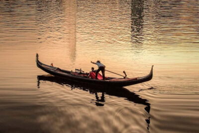 Private Alster Lake romantic Tour in a Real Venetian Gondola