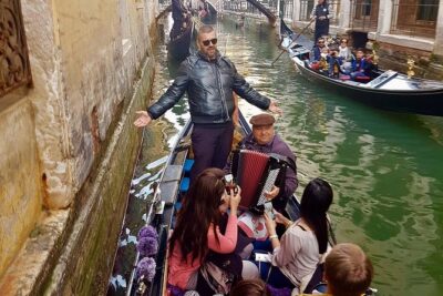 Private Gondola Ride with Serenade in Venice