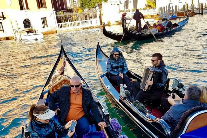 Private Gondola Ride with Serenade in Venice - What the serenade adds