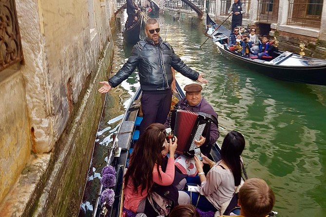Private Gondola Ride with Serenade in Venice - Meeting at Campo Santa Maria del Giglio