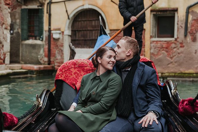 Private Photo Shoot in Venice with Gondola Ride - A 30-minute gondola ride with a camera ready