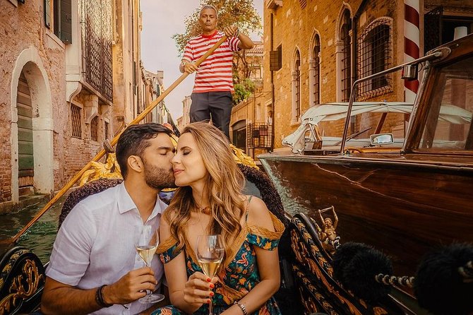 Private Photo Shoot in Venice with Gondola Ride - Receiving the 50-photo digital book