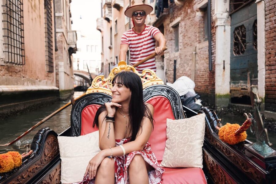 Private Photoshoot of Your Gondola Ride in Venice - Key points at a glance