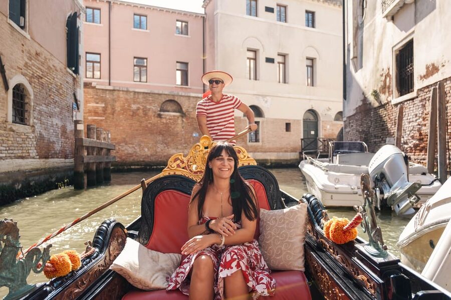Private Photoshoot of Your Gondola Ride in Venice - St. Mark’s Square and Doge’s Palace portraits