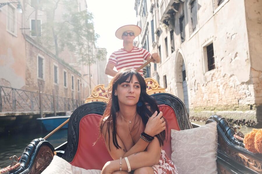 Private Photoshoot of Your Gondola Ride in Venice - Meeting by Chiesa di San Zaccaria