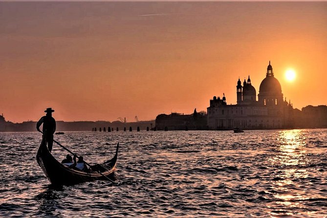 Private Tour: Venice Gondola Ride with Serenade - Santa Maria della Salute and Palazzo Barbarigo