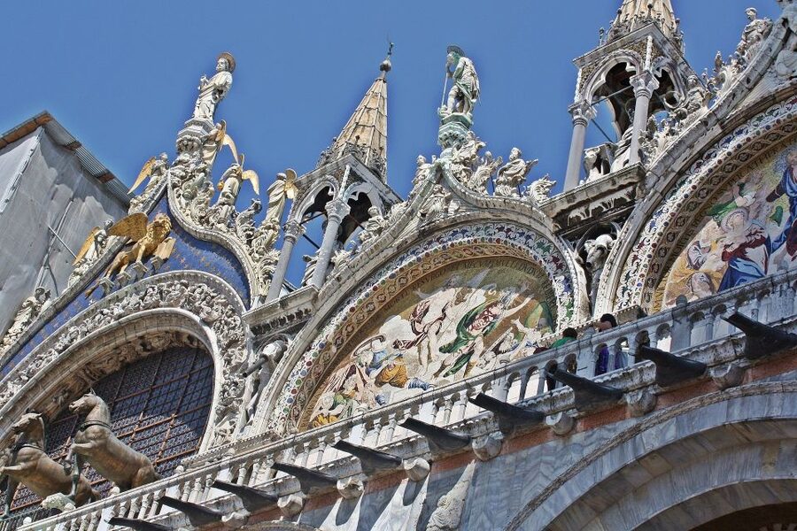 Private Venice Walking Tour and Gondola Ride - Languages, guide quality, and group style