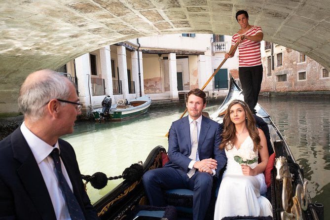 Renew your wedding vows on a romantic gondola - Boarding at Traghetto Santa Maria del Giglio