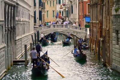 Romantic Venice: 30 Minute Gondola Ride with Serenade