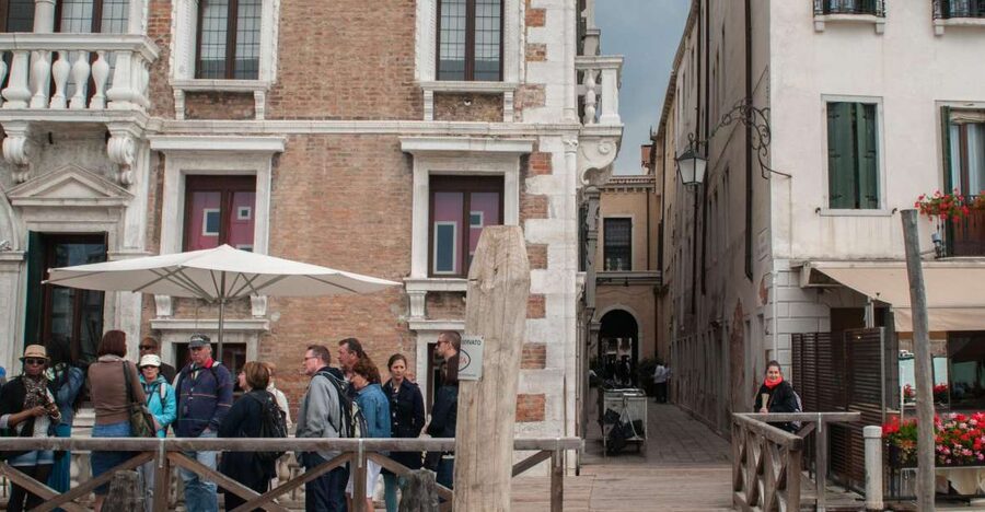 Secret Venice & Gondola Tour - Meeting the guide near the Royal Gardens