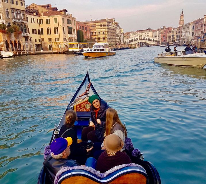 Venice: 30 min Gondola Ride on the Grand Canal with Guide - Starting beside Santa Maria del Giglio