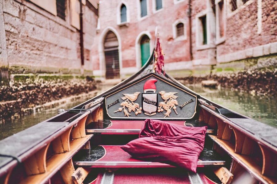 Venice: 30 min Gondola Ride on the Grand Canal with Guide - Santa Maria della Salute and Punta della Dogana