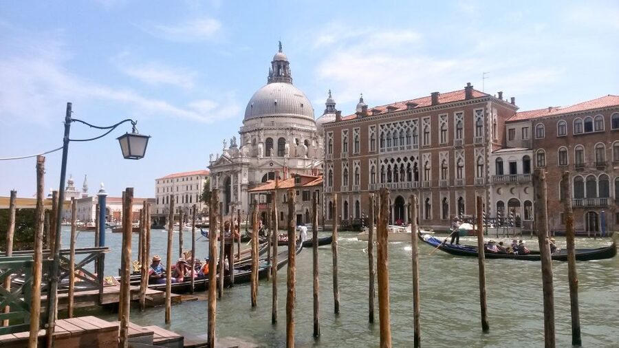 Venice: 30 min Gondola Ride on the Grand Canal with Guide - Campo Manin, La Fenice, and San Moisè