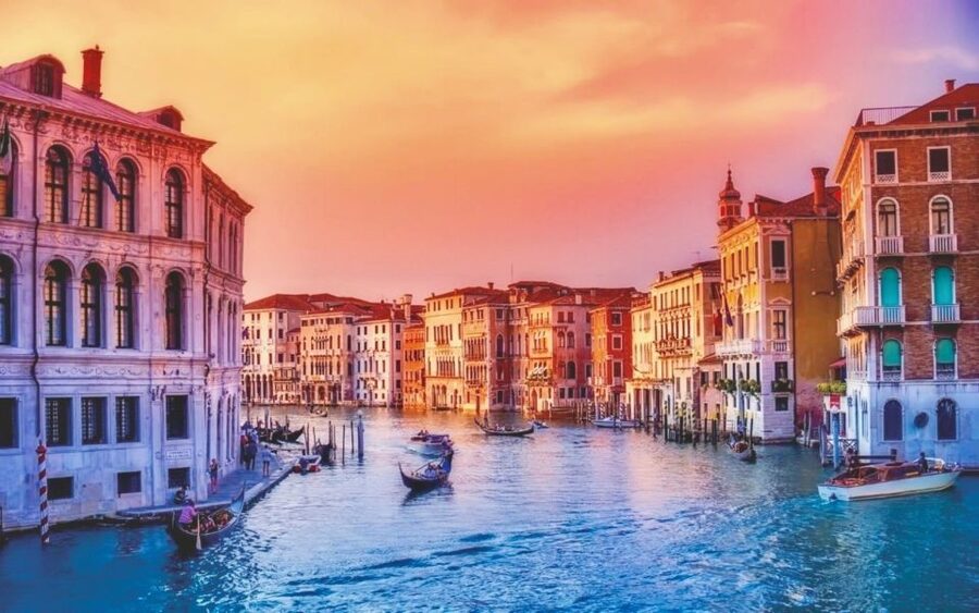 Venice: 30 min Gondola Ride on the Grand Canal with Guide - What the four-person gondola setup means