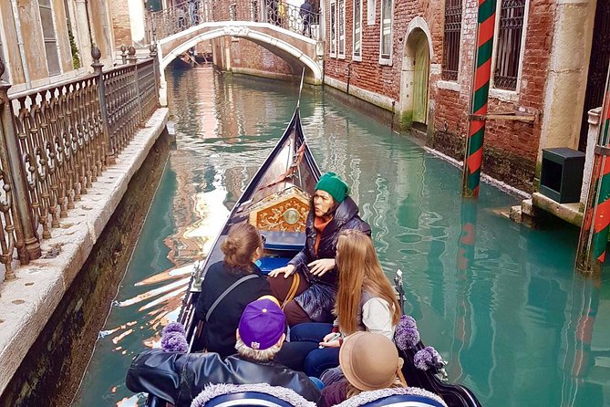 Venice: 30 min private Gondola Ride with Guide - The Grand Canal, Accademia Bridge, and Punta della Dogana