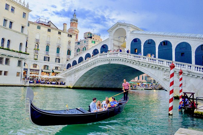 Venice: 30 min private Gondola Ride with Guide - Along Rio della Madonnetta and the Santa Croce canals