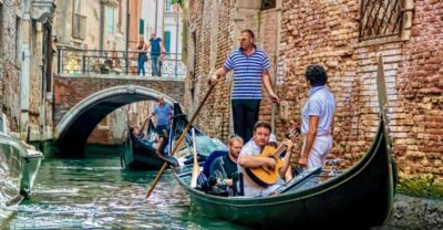 30-Minute Gondola Ride on Grand Canal with Serenade