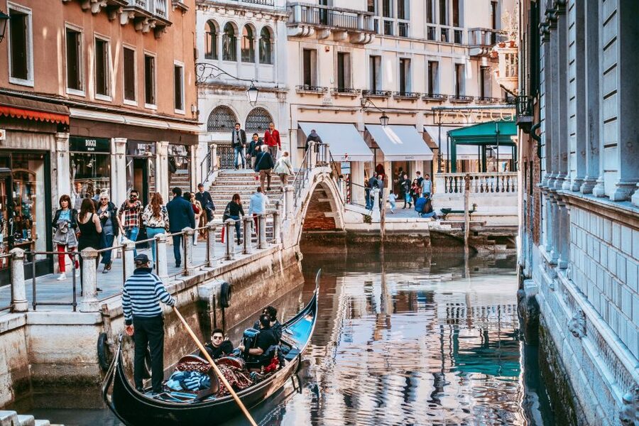 Venice: 30-Minute Gondola Ride on Grand Canal with Serenade - Why the serenade can be wonderful, and occasionally awkward
