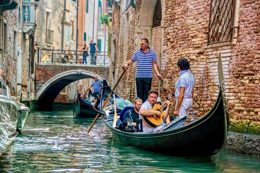 Venice: 30-Minute Gondola Ride on Grand Canal with Serenade - Shared or private: choose with care