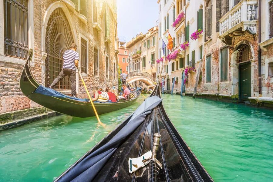 Venice: 30 minutes Enchanting Gondola Ride - Rio dei Barcaroli and Mozart’s former home