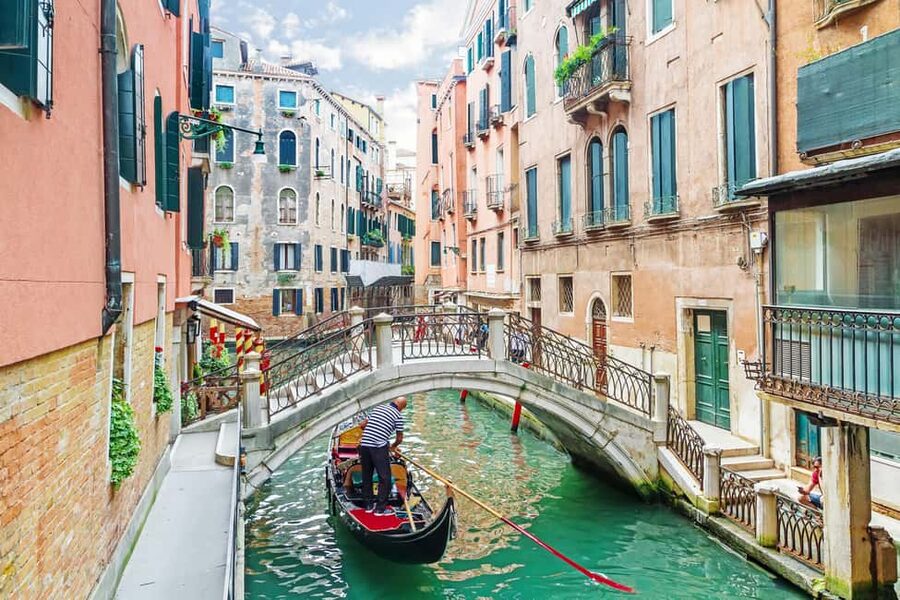 Venice: 30 minutes Enchanting Gondola Ride - The Rialto Bridge from water level