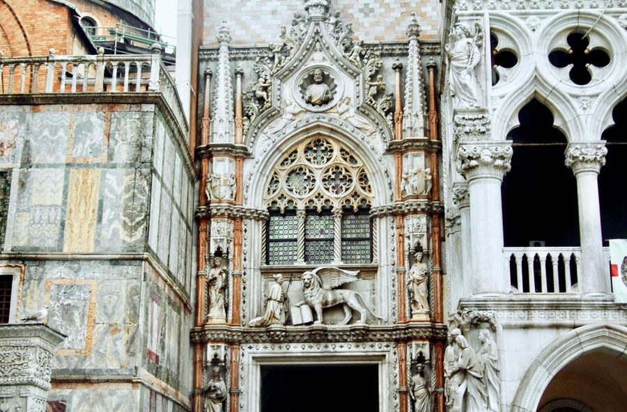 Venice: Basilica and Doge's Palace Tour with Gondola Ride - Two hours to eat, wander, or add the Correr Museum