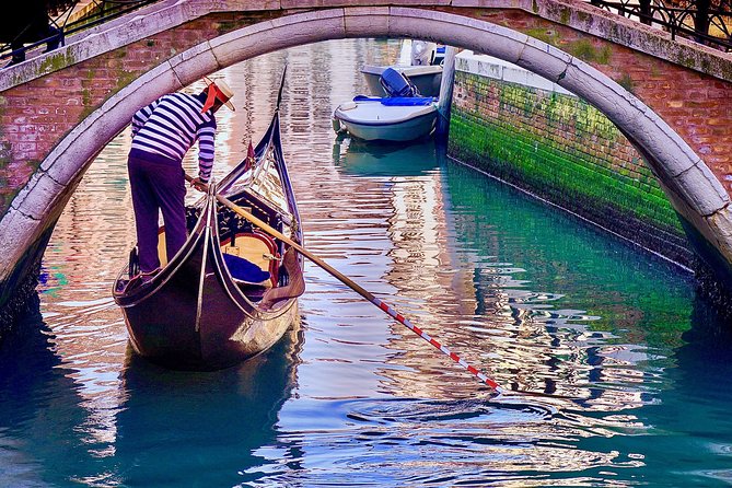 Venice: Classic 30-Minute Gondola Ride Through the Canals - Silent ride or serenade?