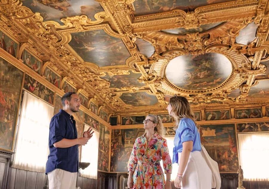 Venice: Doge's Palace and St Mark's Tour with Gondola Ride - A 20-minute break before the gondola