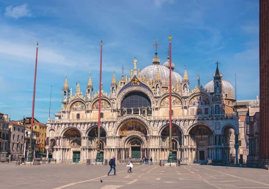 Venice: Doge's Palace and St Mark's Tour with Gondola Ride - Thirty minutes on a shared gondola