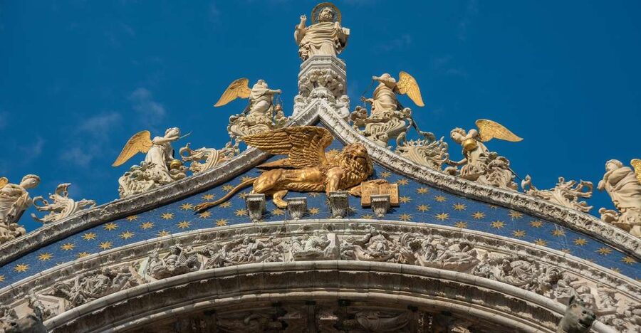 Venice: Doge's Palace with St. Mark's Basilica & Gondolas - Doge’s Palace and the machinery of Venetian power
