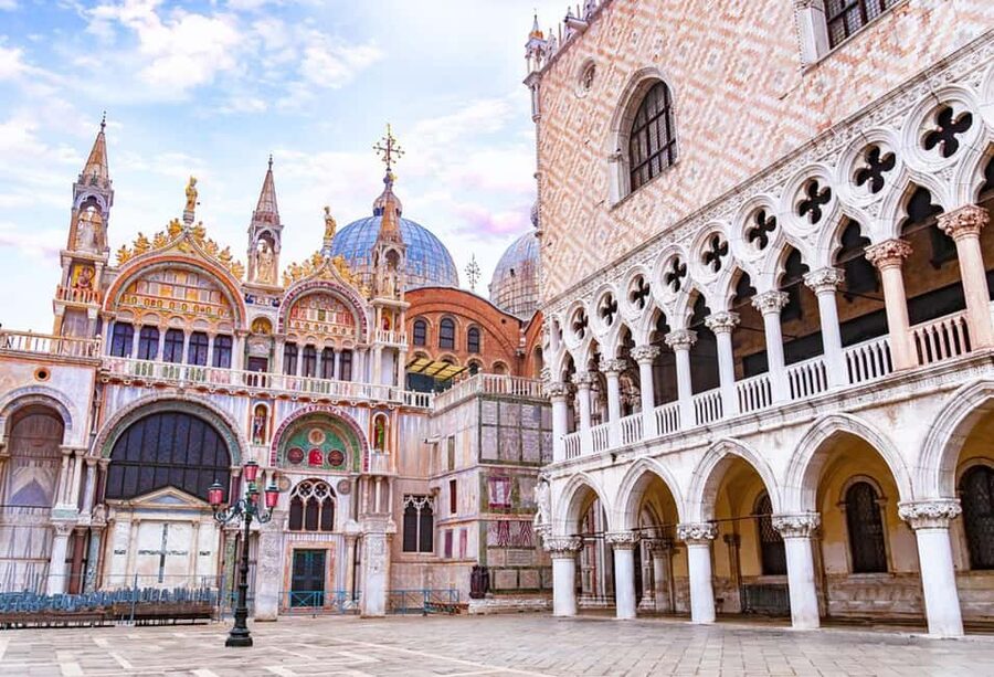 Venice Essential: Doge’s Palace, Prisons & Gondola option - Key points at a glance