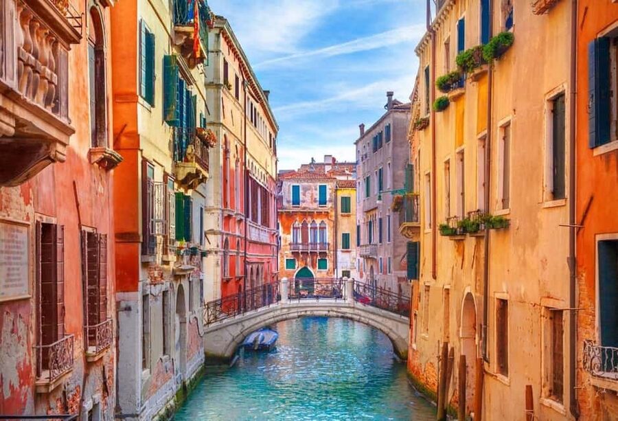 Venice Essential: Doge’s Palace, Prisons & Gondola option - Crossing the Bridge of Sighs to the prisons