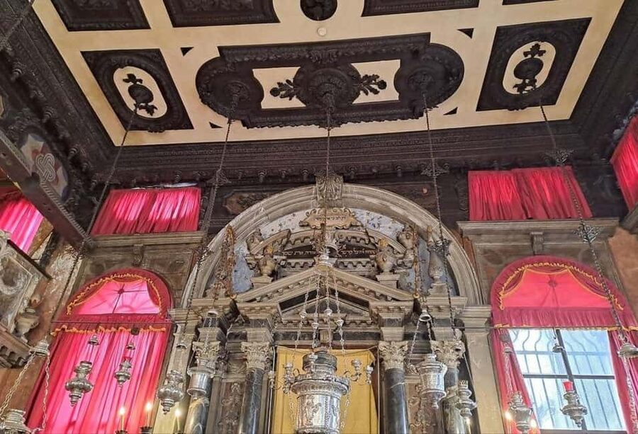 Venice Essential: Doge’s Palace, Prisons & Gondola option - Seeing Venice from a shared gondola