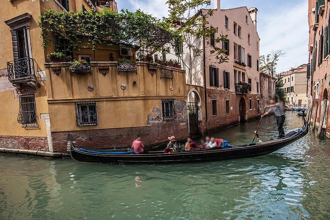 Venice Gondola Experience - Commentary, singing, and the gondolier