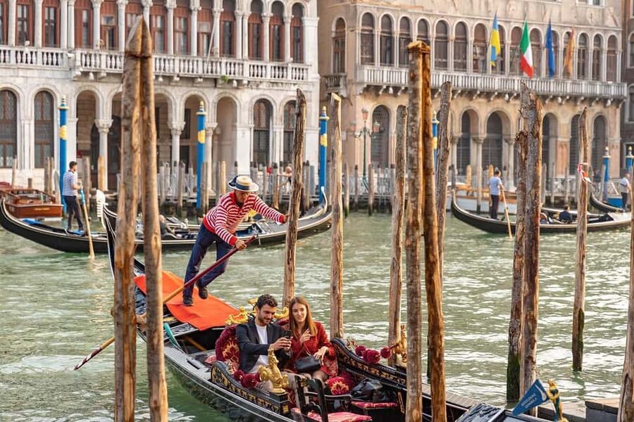 Venice: Gondola Ride Along Grand Canal and Hidden Corners - What the first five minutes tell you about Venice