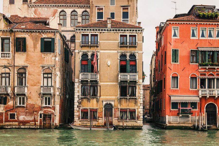 Venice: Gondola Ride and a Gala Dinner in a Venetian Palace - Key points at a glance