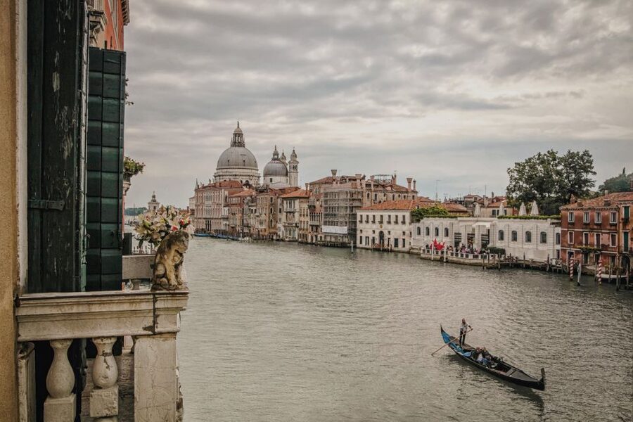 Venice: Gondola Ride and a Gala Dinner in a Venetian Palace - Why this gondola and dinner pairing works