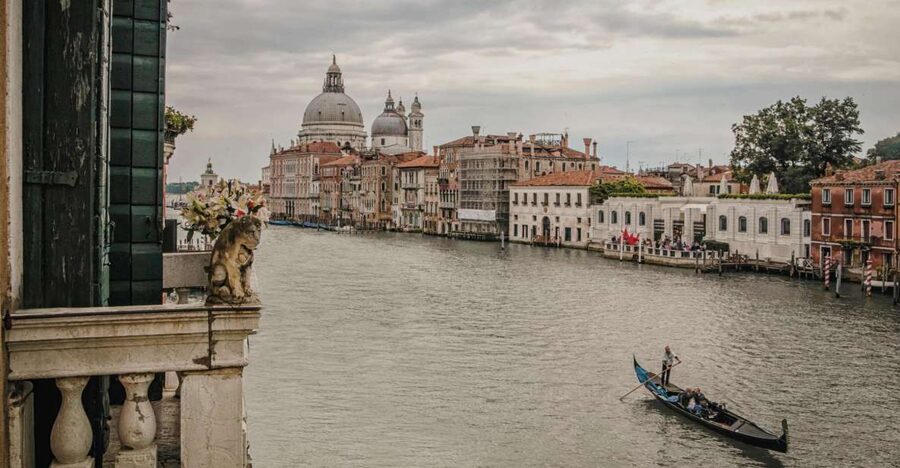 Venice: Gondola Ride and a Gala Dinner in a Venetian Palace - The private gondola ride along the Grand Canal