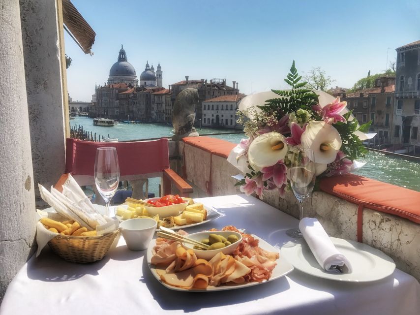 Venice: Gondola Ride and a Gala Dinner in a Venetian Palace - Who should book this Venice evening?