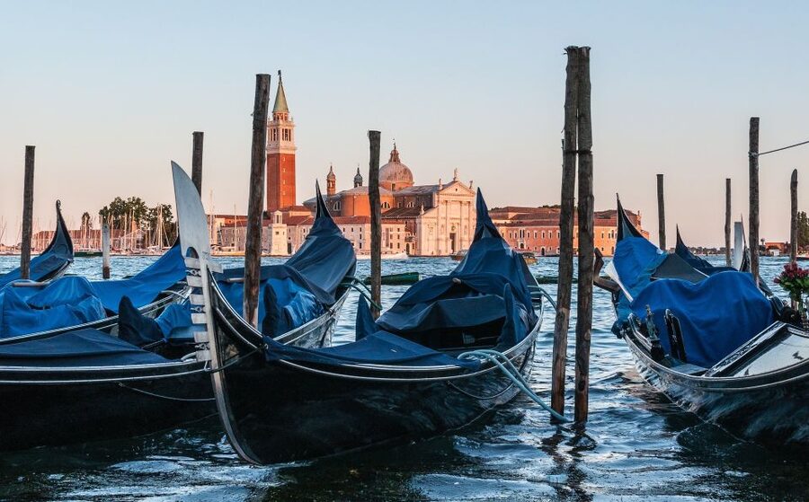 Venice: Gondola Ride and Dinner Experience - Photographing Venice from the water